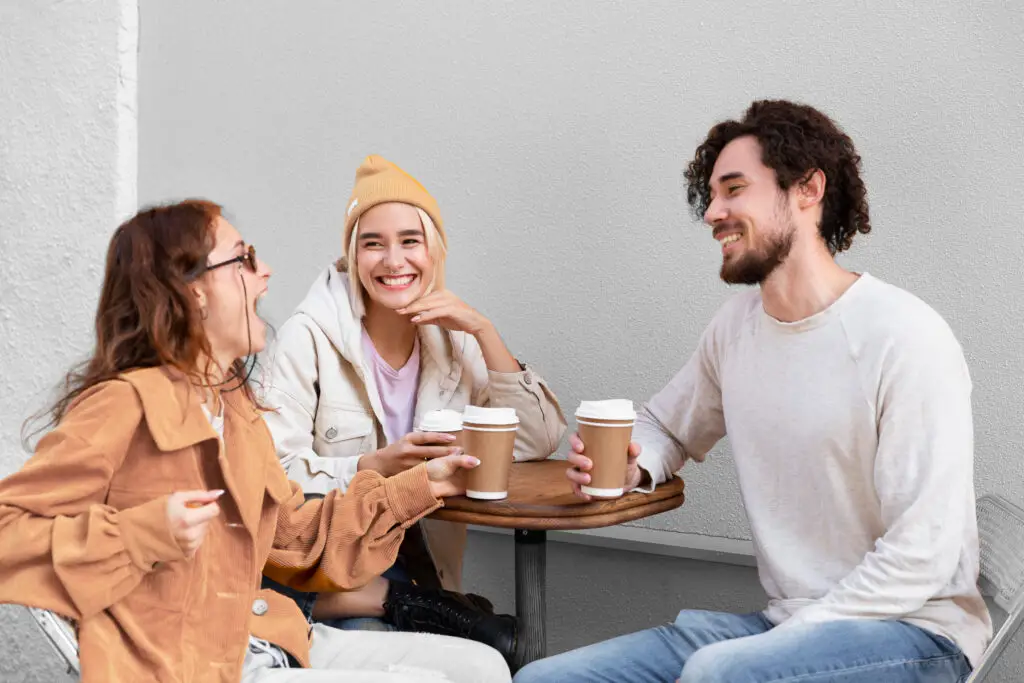Mehrere Junge Menschen sitzen zusammen und haben Spaß.