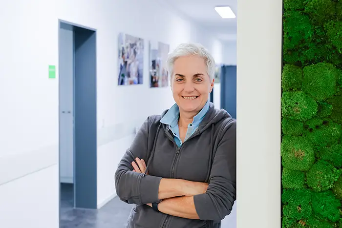 Frau Dr. Susanne Krebber lächelt in die Kamera.