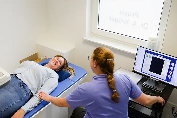Prävention statt Reparatur. Eine Mitarbeiterin untersucht eine Patientin.