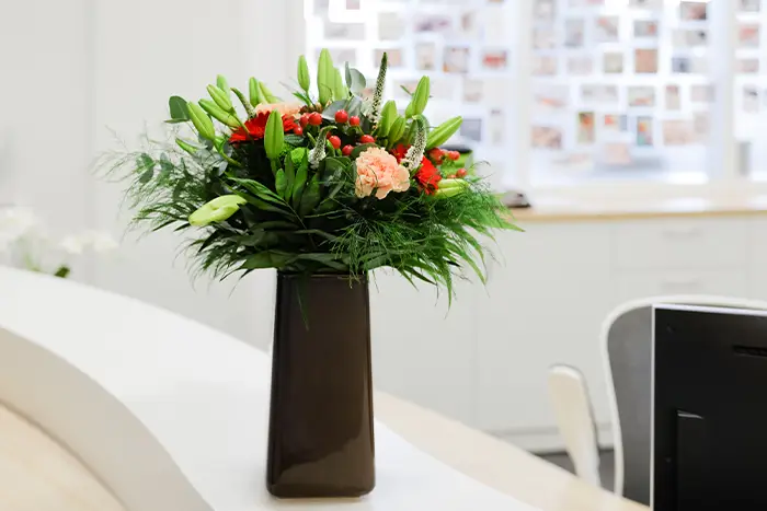 Ein schöner Blumenstrauß am Empfang.