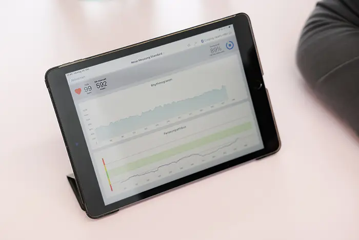 Frau Dr. Krebber klärt auf einem Tablet eine Patientin über Stressmedizin auf.