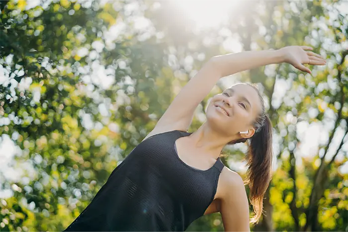 Eine Frau beim Sport ist interessiert an der Vitalstoffmedizin.